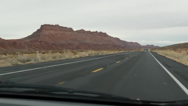 美国亚利桑那州大峡谷的公路旅行，从犹他州开车。89号公路搭便车旅行在美国，当地的旅行，西部荒凉的印地安人土地的氛围。通过汽车挡风玻璃看公路 — 图库视频影像