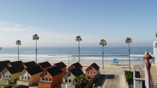 Vakantiehuisjes in Oceanside California Verenigde Staten. Bungalow aan het strand. Zeestrand palmbomen. Reddingstoren. — Stockvideo