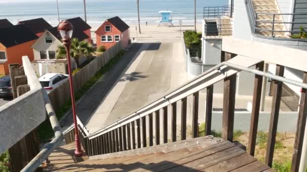 Dřevěné schody, přístup na pláž v Kalifornii USA. Pobřežní schodiště, pacifické oceánské vlny a palmy. — Stock video