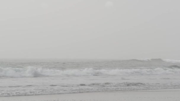 Playa nublada Sandy California USA. Costa del océano Pacífico, densa niebla en la orilla del mar. Ondas en brume haze. — Vídeos de Stock