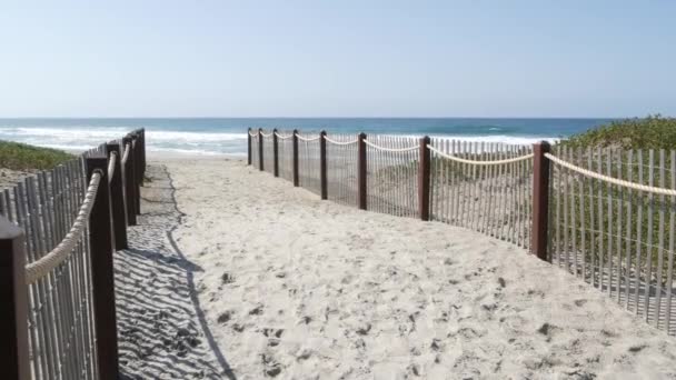 Sommarvågor på stranden, Kaliforniens kustlinje USA. Stilla havets kust, staket vid havet. — Stockvideo
