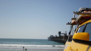 Sarı cankurtaran arabası, Ocean Beach California USA. Kurtarma kamyonu, cankurtaran aracı..