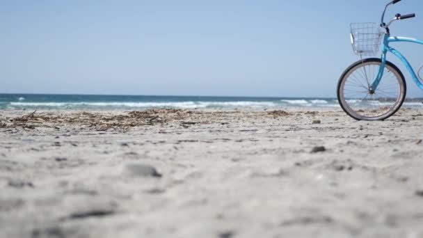 Bicicletta da crociera sulla spiaggia oceanica California costa USA. Estate ciclo blu, sabbia e onda d'acqua — Video Stock