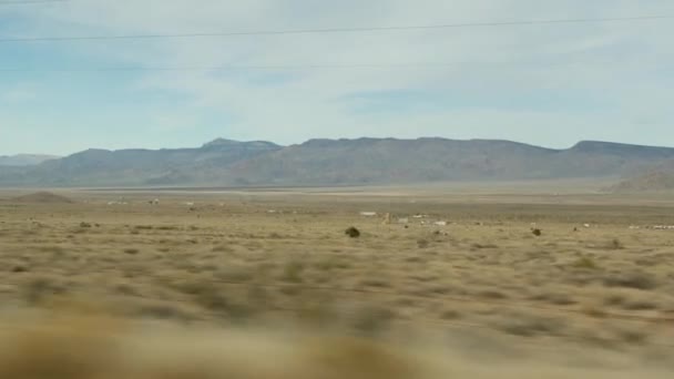 Perjalanan dari Grand Canyon, Arizona USA. Mengemudi mobil, rute ke Las Vegas Nevada. Menumpang perjalanan di Amerika, perjalanan lokal, liar barat tenang suasana, tanah India. Jendela mobil liar thru. — Stok Video