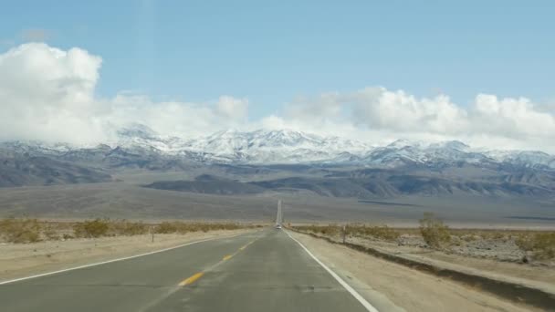 Roadtrip ins Death Valley, Autofahren in Kalifornien, USA. Per Anhalter in Amerika unterwegs. Autobahn, Berge und trockene Wüste, trockenes Klima Wildnis. Beifahrer aus dem Auto. Reise nach Nevada — Stockvideo