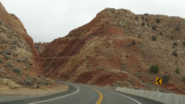 Autókirándulás Grand Canyonba, Arizona USA, autóval Utah-ból. 89-es út. Stoppolás utazik Amerikában, helyi utazás, vad nyugati nyugodt légkör indián földek. Autós szélvédőn keresztüli országúti kilátás — Stock videók