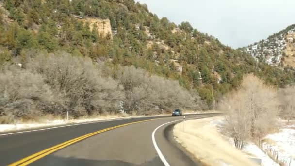 Viaje por carretera desde Zion a Bryce Canyon, conduciendo auto en Utah. Autoestop viajando por América, Ruta 89 al Bosque Dixie. Viaje local de invierno, ambiente tranquilo y montañas de nieve. Vista desde el coche — Vídeos de Stock