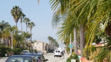 California 'nın banliyö sokağındaki evler. Genel binalar, Los Angeles yakınlarındaki yerleşim yerleri..
