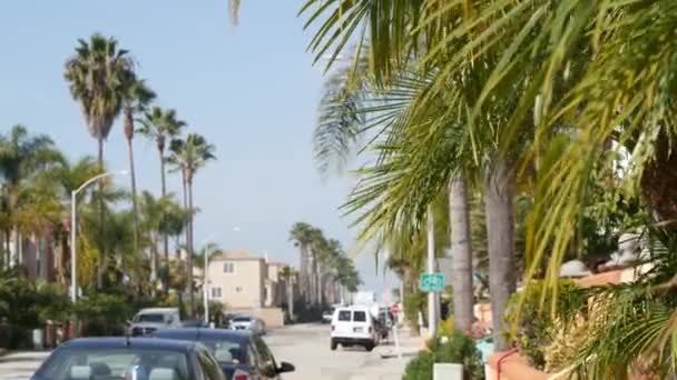 Huizen in de buitenwijken van Californië, USA. Generieke gebouwen, woonwijk nabij Los Angeles. — Stockvideo