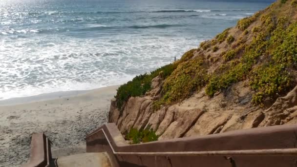 Schody, dostęp do plaży w Kalifornii USA. Przybrzeżne schody, Pacyficzny ocean. Słoneczny dzień, puste schody. — Wideo stockowe