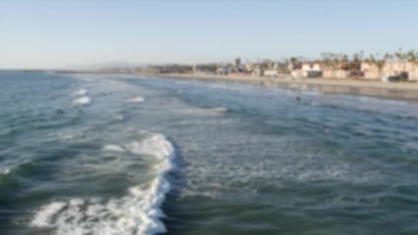 Pacific oceaankust vanaf de pier. Zeegolven. Vakantie aan het strand. Californië Verenigde Staten. Palmboom en huizen — Stockvideo