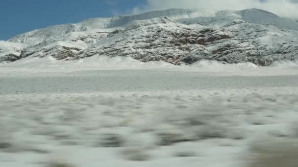 Viaggio a Death Valley, guida auto, neve in California, Stati Uniti. Autostop inverno in viaggio in America. Autostrada, passo di montagna e arido deserto brullo. Passeggero POV dall'auto. Viaggio in Nevada — Video Stock