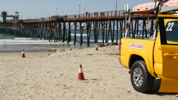 Carro salva-vidas amarelo, praia oceânica Califórnia EUA. Busca de resgate caminhão, salva-vidas veículo. — Vídeo de Stock