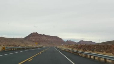 Büyük Kanyon 'a yolculuk, Arizona USA, Utah' tan arabayla. 89 numaralı karayolu. Amerika 'da otostop çekmek, yerel yolculuk, Hindistan topraklarının vahşi batı sakin atmosferi. Otoyol, arabanın ön camına bakıyor.