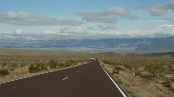 Дорожня подорож до Долини Смерті, водіння автомобіля в Каліфорнії, США. Подорожі автостопом по Америці. Шосе, гори і суха пустеля, посушлива кліматична пустеля. Пасажирський військовополонений з машини. Подорож до Невади — стокове відео