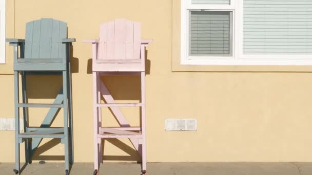 Cadeiras salva-vidas na Califórnia EUA. Vida guarda assento alto pela praia do mar oceano. Verão em Los Angeles. — Vídeo de Stock