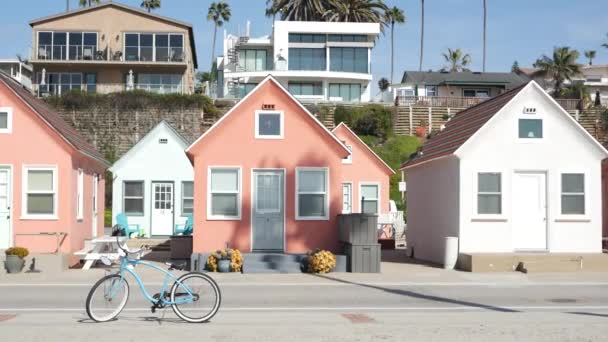Ποδήλατο καταδρομικό ποδήλατο από την παραλία του ωκεανού, Καλιφόρνια ακτή ΗΠΑ. Κύκλος θερινής ώρας, κατοικίες και φοίνικες. — Αρχείο Βίντεο