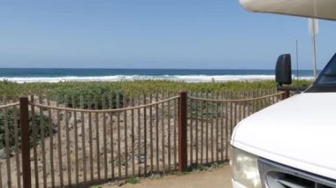 Karavan ya da yolculuk için karavan. Okyanus plajı, California USA. Kamp aracı, karavan evi..