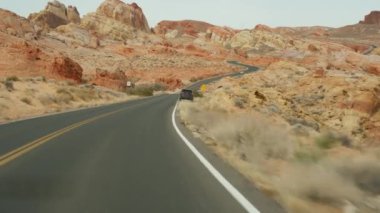 Araba gezisi, Ateş Vadisi, Las Vegas, Nevada, ABD. Amerika 'da otostop çekmek, otoban yolculuğu. Kızıl uzaylı kaya oluşumu, Mojave çölü vahşi doğası Mars 'a benziyor. Arabadan görüntüle