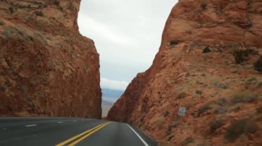 Büyük Kanyon 'a yolculuk, Arizona USA, Utah' tan arabayla. 89 numaralı karayolu. Amerika 'da otostop çekmek, yerel yolculuk, Hindistan topraklarının vahşi batı sakin atmosferi. Otoyol, arabanın ön camına bakıyor.