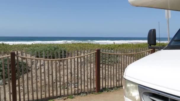 Прицеп или фургон для дорожного движения. Океанский пляж, Калифорния, США. Кампер фургон, моторный дом RV. — стоковое видео