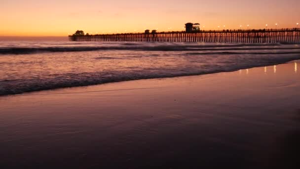 Silhouette de jetée Oceanside California USA. Ocean tide plage tropicale. Atmosphère ensoleillée estivale. — Video