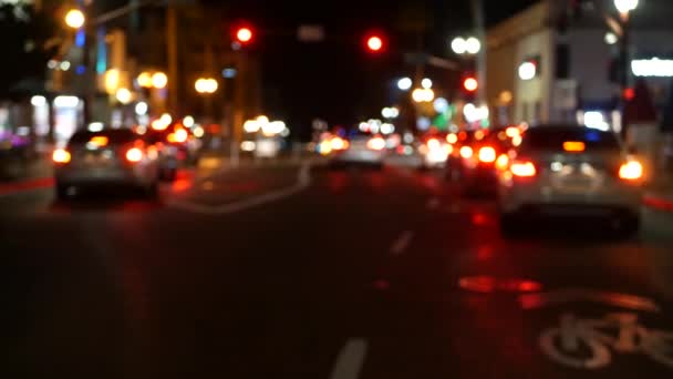 Defocused jalan malam. Lampu kota, mobil pada malam hujan. Jalan dalam fokus lembut. Twilight di Amerika Serikat. — Stok Video