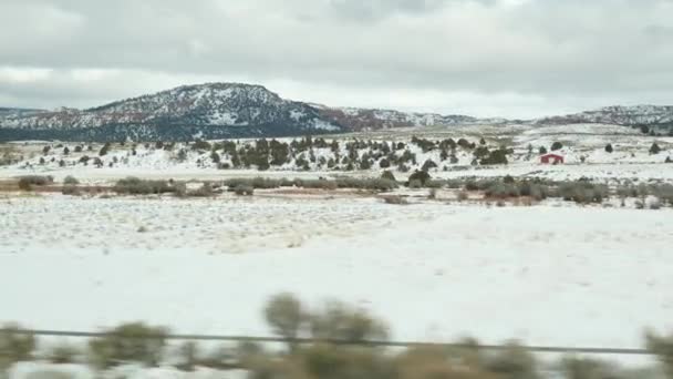 Roadtrip in den USA von Zion zum Bryce Canyon, Autofahren in Utah. Per Anhalter durch Amerika, Route 89 nach Dixie Forest. Winterreise, ruhige Atmosphäre und Schneeberge. Blick aus dem Auto — Stockvideo