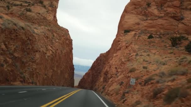 Road trip à Grand Canyon, Arizona États-Unis, en voiture de l'Utah. Route 89. Voyage en auto-stop en Amérique, voyage local, atmosphère sauvage ouest calme des terres indiennes. Vue sur l'autoroute à travers pare-brise de voiture — Video