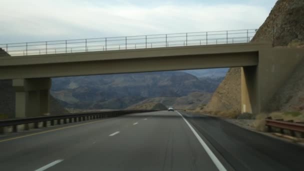 Kör bil, väg till Las Vegas, Nevada USA. Vägresa från Grand Canyon, Arizona. Liftar i Amerika, vildvästern indianland, öken och berg resa. Vildmarksfönster genom bilfönstret — Stockvideo
