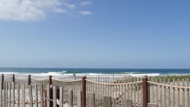 Sommarvågor på stranden, Kaliforniens kustlinje USA. Stilla havets kust, staket vid havet. — Stockvideo