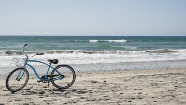 Rowerowy rower krążowniczy przy plaży ocean Wybrzeże Kalifornii USA. Letni niebieski cykl, fala piasku i wody — Wideo stockowe