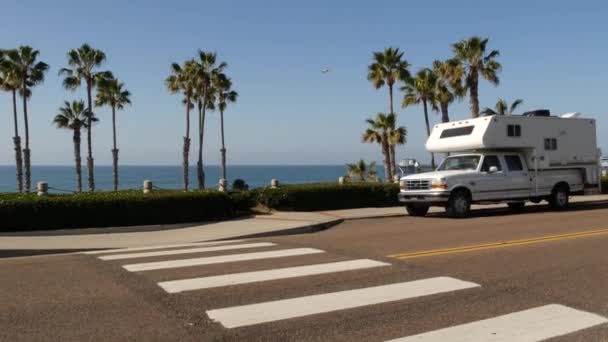 Campertrailer of caravan voor roadtrip. Ocean beach, Californië Verenigde Staten. Camper van, camper camper. — Stockvideo