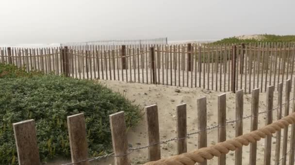 Trä staket, sandig dimmig strand, Kalifornien USA. Stilla havets kust, dimma på havets strand. — Stockvideo