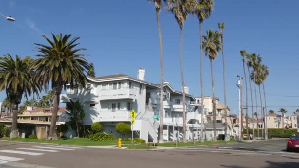 Maisons sur la rue de banlieue, Californie USA. Bâtiments génériques, quartier résidentiel près de Los Angeles. — Video