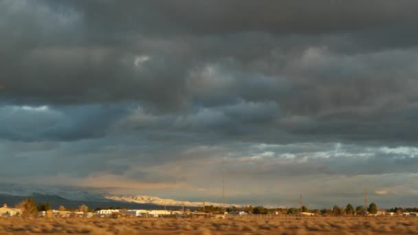 Road trip, voiture de Death Valley à Las Vegas, Nevada États-Unis. Voyage en auto-stop en Amérique. Voyage sur l'autoroute, atmosphère dramatique, montagne du coucher du soleil et désert de Mojave sauvage. Vue de la voiture — Video