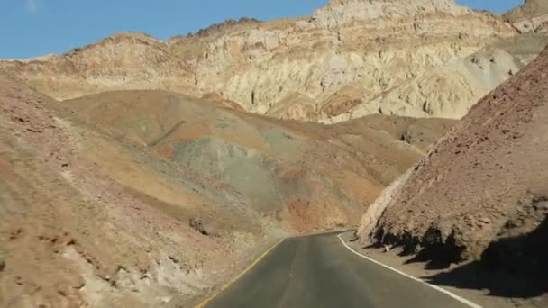 Road tur til Death Valley, Kunstnere Palette drev, Californien USA. Hitchhiking auto rejser i Amerika. Motorvej, farverige nøgne bjerge og tørre klima vildmark. Udsigt fra bilen. Rejse til Nevada – Stock-video