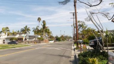 California 'nın banliyö sokağındaki evler. Genel binalar, Los Angeles yakınlarındaki yerleşim yerleri..