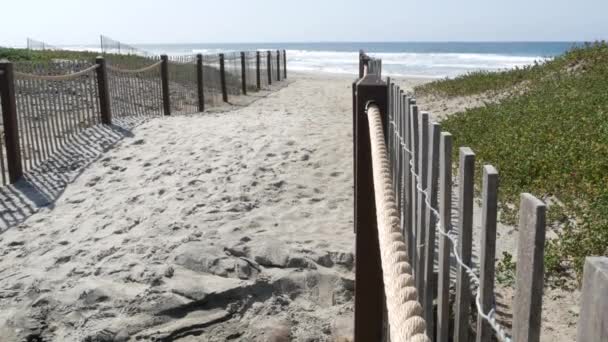 Vagues d'été sur la plage, Californie rivage États-Unis. Côte de l'océan Pacifique, clôture de piquetage au bord de la mer. — Video