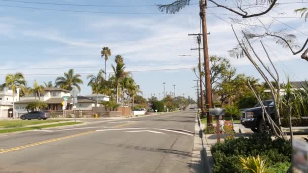 캘리포니아 교외의 거리에 있는 집들 입니다. 일반적 인 건물들, 로스앤젤레스 근처의 주거 지역. — 비디오