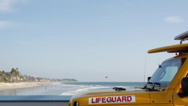 Macchina bagnino gialla, spiaggia oceanica California USA. Salvataggio pick up camion, salvavita veicolo. — Video Stock