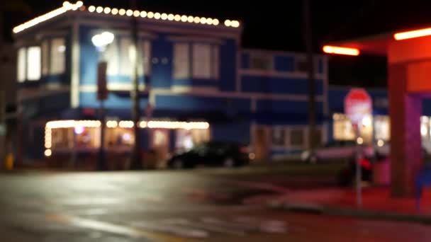 Απεσταλμένη νυχτερινή οδός. Φώτα της πόλης, αυτοκίνητα σε βροχερή νύχτα. Δρόμος σε ήπια εστίαση. Λυκόφως στις ΗΠΑ. — Αρχείο Βίντεο