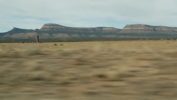 Wycieczka z Wielkiego Kanionu w Arizonie. Jazda samochodem, droga do Las Vegas Nevada. Podróże autostopem po Ameryce, podróż lokalna, dziki zachód spokojna atmosfera, ziemie indyjskie. Dzikość przez okno samochodu. — Wideo stockowe