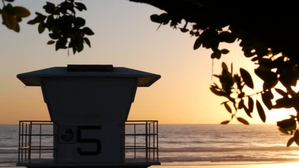 Lifeguard menonton menara matahari terbenam pantai. Menara Pengawal pondok, pantai laut pasifik. California musim panas — Stok Video