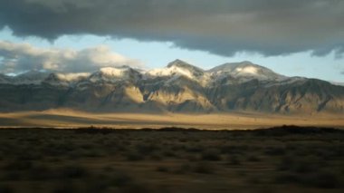 Ölüm Vadisi 'nden Las Vegas, Nevada' ya arabayla yolculuk. Amerika 'da otostop çekmek. Otoyol yolculuğu, dramatik atmosfer, günbatımı dağı ve Mojave çölleri. Arabadan görüntüle