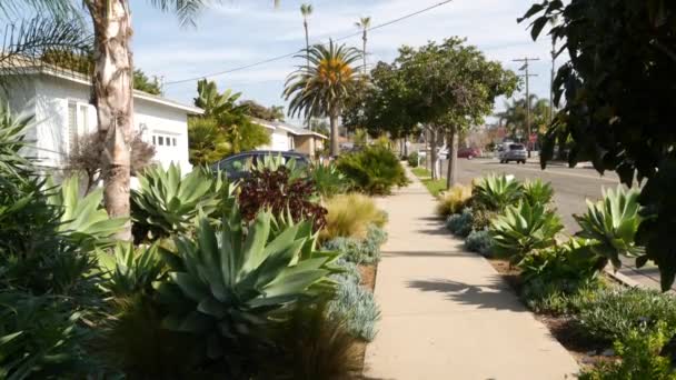 Maisons sur la rue de banlieue, Californie USA. Bâtiments génériques, quartier résidentiel près de Los Angeles. — Video