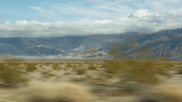 Vägresa till Death Valley, bilkörning i Kalifornien, USA. Jag liftar i Amerika. Motorväg, berg och torr öken, torra klimat vildmark. Passagerare POV från bilen. Resa till Nevada — Stockvideo