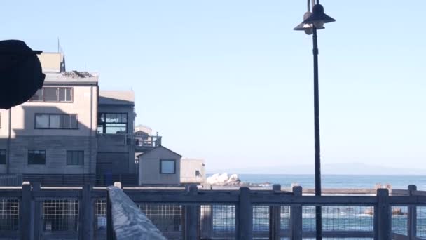 Waterfront boardwalk, Monterey California. Beachfront aquarium on Cannery Row. — Stock Video