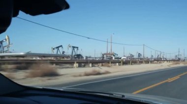 Petrol sahasında pompa valeleri, ABD. Petrol kuyularına ham fosil çıkarma ekipmanları