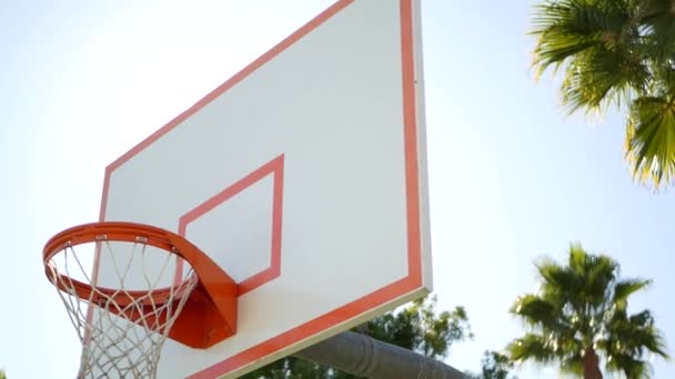 Kort do koszykówki na zewnątrz, pomarańczowy obręcz, siatka i backboard do koszykówki gry. — Wideo stockowe